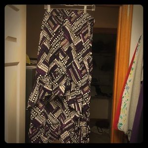 Geometric hi-low skirt.